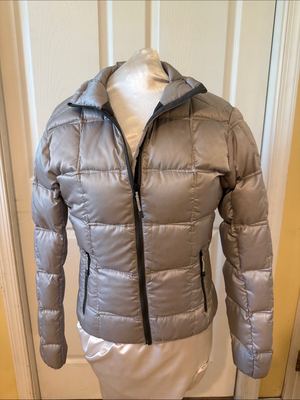 Eddie Bauer Silver Gray Down Puffer Jacket - Women's (sz - small) - Picture 1 of 9